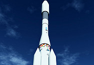 Aufnahme zeigt die Rakete Ariane vor blauem Himmel.