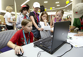 Kinder besuchen die DemokratieWEBstatt bei der Kinderbusinessweek