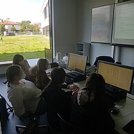Fünf SchülerInnen sitzen in der Klasse vor den PC-Bildschirmen