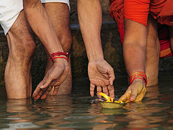 Pilger vollziehen ein Ritual im Fluss Ganges.