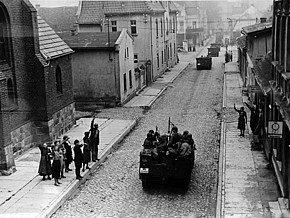 Deutsche Soldaten fahren durch polnische Stadt