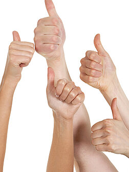 Fünf Hände zeigen den "Daumen hoch"