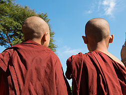 Zwei junge buddhistische Mönche vor einem Tempel in Bagan