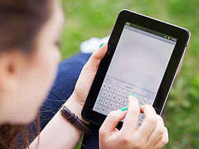 Mädchen mit einem E-Book-Reader