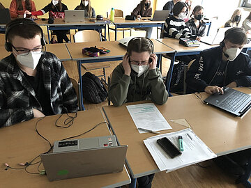 SchülerInnen aus Horn sitzen vor ihren Laptops im Klassenzimmer