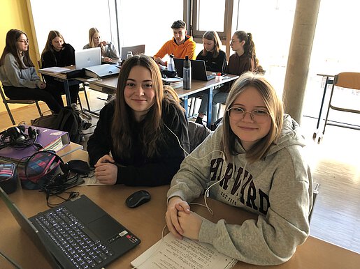 Das Bild zeigt Schüler:innen in der Schulklasse während des Chats