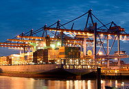 Beleuchteter Container-Hafen für Großtransporte.