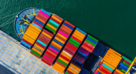 Containerschiff mit bunten Containern von oben fotografiert