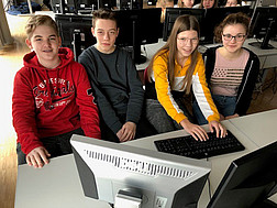 Schüler und Schülerinnen vor ihren Computern.