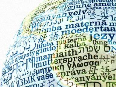 Weltkugel mit verschiedenen Sprachen beschrieben. Teaserbild Thema "Sprache(n) und Demokratie"