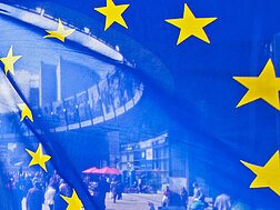 Eine halb durchsichtige Flagge der Europäischen Union.