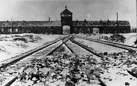 Die Einfahrt zum KZ Auschwitz