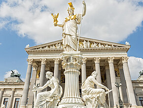 Pallas Athene Brunnen vor dem Parlamentsgebäude
