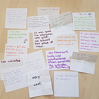 Einige Post-its mit handschriftlichen Statements der SchülerInnen zum Chat
