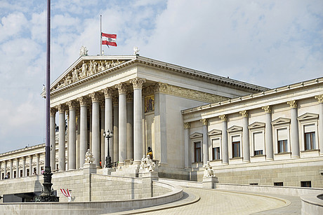 Die Fahnen auf Halbmast am Dach des Parlaments