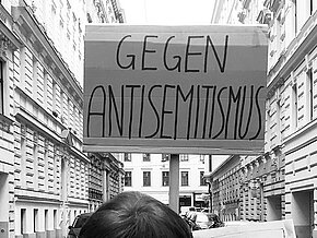 Schild mit Aufschrift "Gegen Antisemitismus"