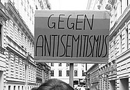 Ein Karton mit der Aufschrift gegen Antisemitismus.