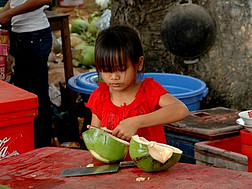 Bild zeigt ein kleines, arbeitendes Mädchen aus Kambodscha.