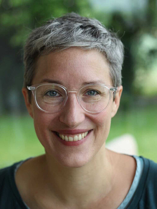 Eine Frau mit Brillen und kurzem Haar