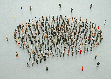 Menschenmenge formt eine Sprechblase