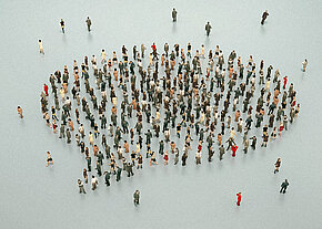 Menschenmenge formt eine Sprechblase