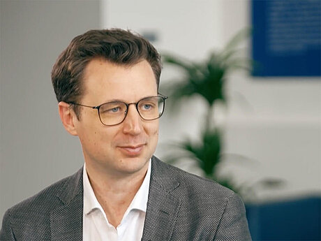 Bildausschnitt aus dem Videointerview mit Porträt Stefan Humer, OeNB