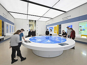 Besucher:innen im Forum des Parlaments