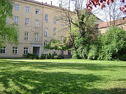 Garten der Diplomatischen Akademie mit dem Gebäude der Akademie im Hintergrund