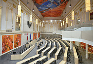 Leerer Redoutensaal in der Hofburg mit den Bänken der Abgeordneten und dem Präsidium 