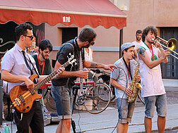 Musiker in der italienischen Stadt Ferrara geben ein Konzert auf der Straße