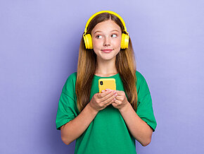 Junge Frau mit Handy und Kopfhörern