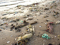 Ein Strand voll Müll und Abfall