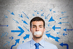 Person mit Klebeband auf dem Mund