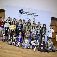 Gruppenfoto mit SchülerInnen, Lehrpersonen und Parlamentspräsidentin