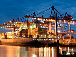 Containerhafen Hamburg © PictureDesign / Clipdealer