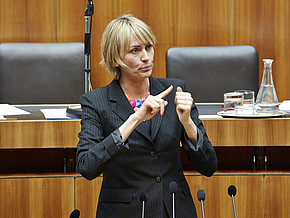 Die gehörlose Abgeordnete Helene Jarmer hält eine Rede in Gebärdensprache im Parlament.