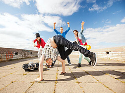 Jugendliche breakdancen und posieren vor der Kamera
