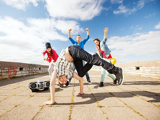 Jugendliche breakdancen und posieren vor der Kamera
