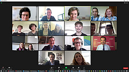 Das Bild zeigt das Gruppenfoto der Teilnehmer:innen während des Chats auf dem Programm Zoom 