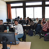 Blick ins Klassenzimmer mit Schülern und Schülerinnen an ihren Computerplätzen.