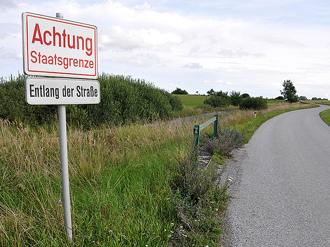 Grenze entlang der Straße