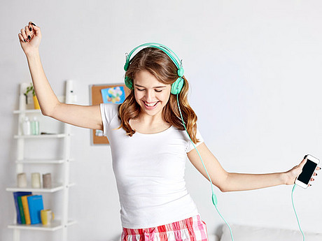 Mädchen mit Kopfhörern tanzend