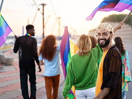 Junge Menschen mit Regenbogenfahnen 