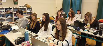 SchuelerInnen des Stiftsgymnasium St. Paul beim Chat zum Thema "UNO und Menschenrechte" am 15.12.2025