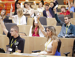 Teilnehmerinnen und Teilnehmer des Schülerinnenparlaments bei einer Abstimmung
