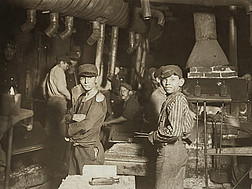 Kinder in einer alten Glasfabrik