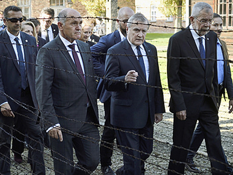 Nationalratspräsident Sobotka und Bundespräsident Van der Bellen beim Besuch der Ausstellungseröffnung