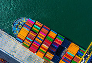 Das Bild zeigt ein Containerschiff mit voller Ladung von oben