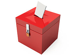 Rote Wahlurne mit Vorhängeschloss und Briefumschlag vor einem weißen Hintergrund