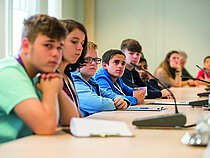 Das Bild zeigt Schüler:innen beim Workshop in der DemokratieWERKstatt